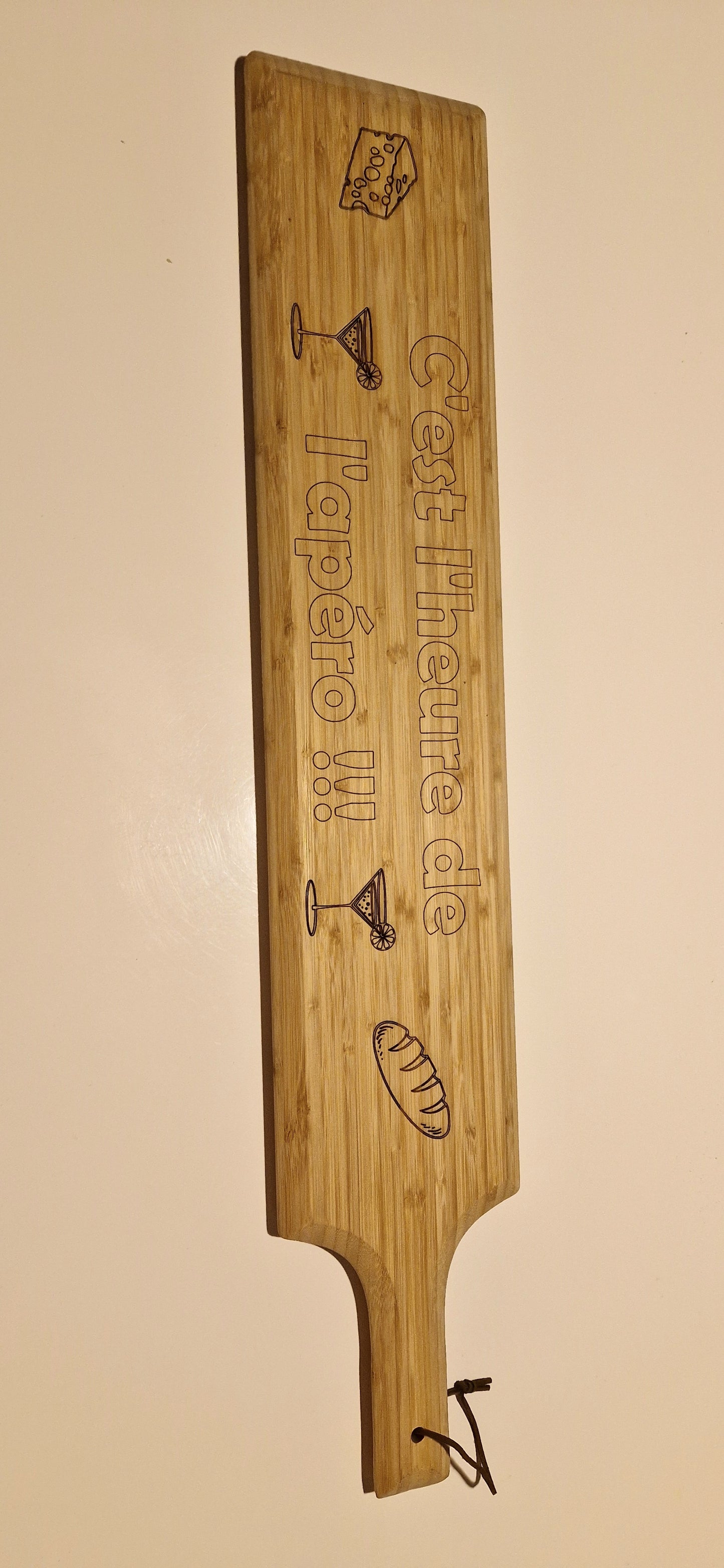 Planche apéritif en bambou de 70 cm personnalisable.